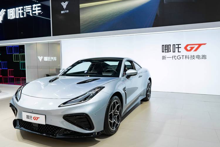 惠州96哪吒汽车在智能汽车领域的表现，领途汽车在新能源汽车市场中的影响力